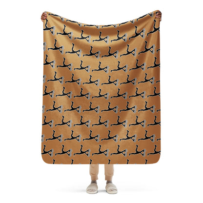 Person holding a gold marron blanket with black and white patternof Lux Runner on a brown background